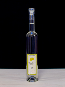 Lenschouren ist eine sehr rare Pflaumensorte, welche fast ausschließlich im Osten von Luxemburg (Herborn und Mompach) zu finden ist. Hierbei handelt es sich um eine zwetschgenförmige grün-gelbliche Frucht, die einen sehr einzigartigen Geschmack im Branntwein hervorbringt. 